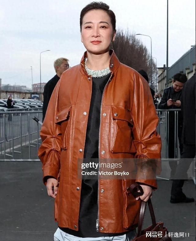 世界杯会员登录-贾玲巴黎周“一脸男相”！不爱笑也没梨涡眼神犀利，梳大背头好酷